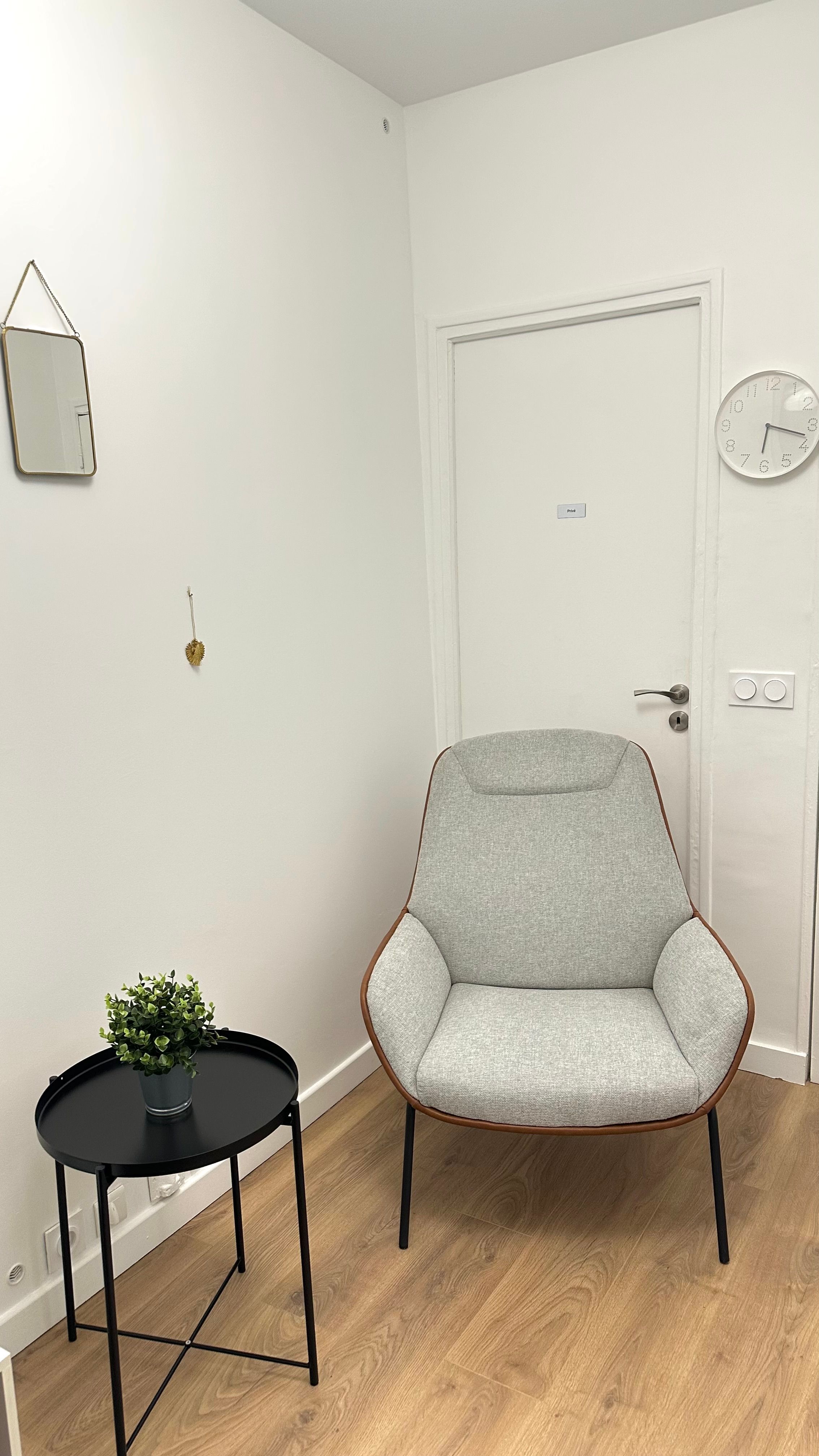 Bureau épuré avec fauteuil et table ronde